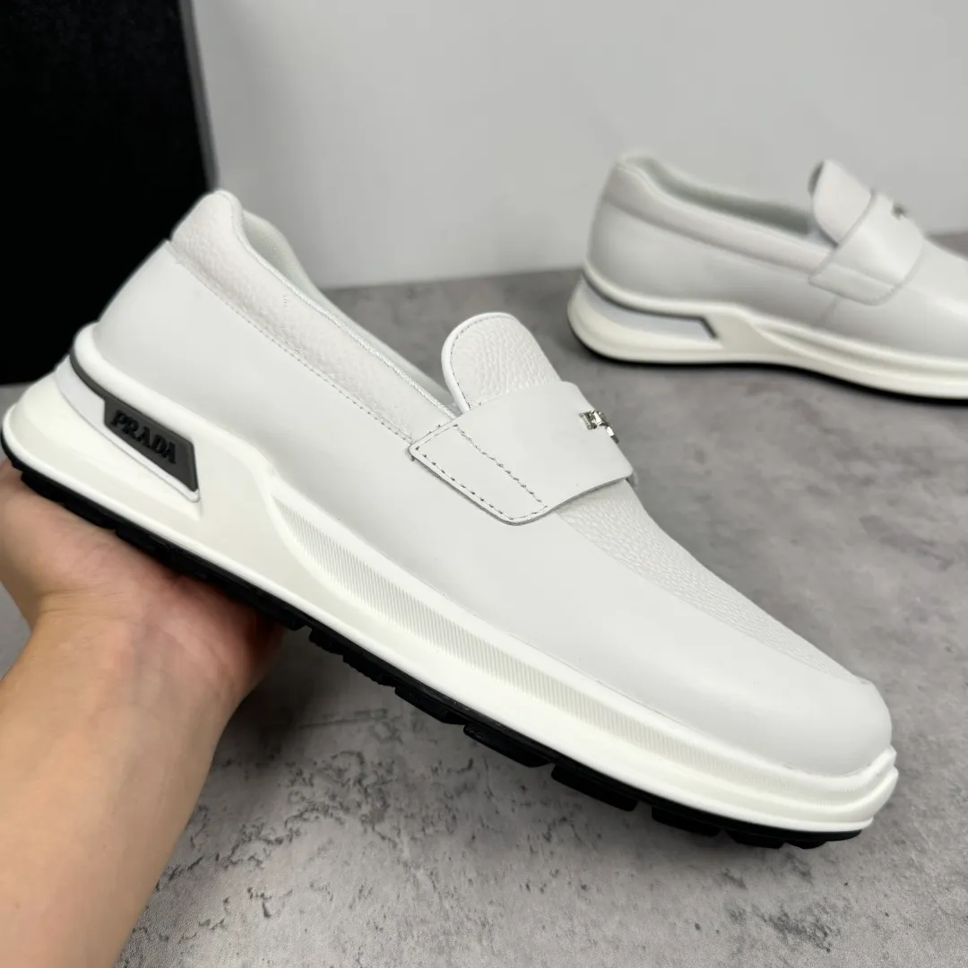 Batch 700 Prada/Prada men's matte leather thick-soled lightweight loafers! Casual fit, lightweight rubber sole slip-on driving shoes, matte calfskin wrapped around the entire upper, front body in pebbled calfskin/soft cloth, two styles available! Decorated with genuine leather buckle, front decorative details of PRADA silver letters, genuine leather feet, classic silver letter logo badge details, technical mesh lining, push-on opening and closing method, convenient and comfortable, cool and breathable! Paired with a lightweight, sporty functional thick sole, it is extremely comfortable on the feet and will not be tiring after long-term wear. It is available in multiple colors to meet different matching needs and comes with a complete package! Size: 39-40-41-42-43-44 Leather shoe size Item number: 2EE915 full leather